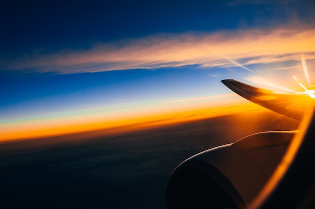 Blick auf den Himmel aus dem Flugzeug