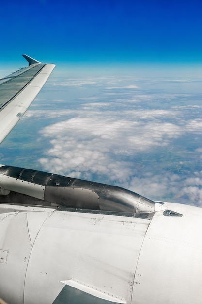 Blick auf den Himmel aus dem Flugzeug