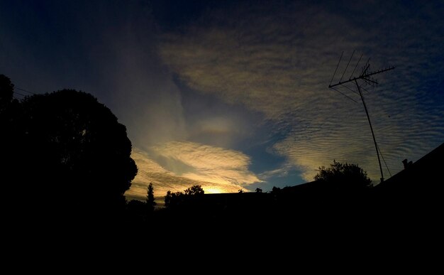 Foto blick auf den himmel bei sonnenuntergang