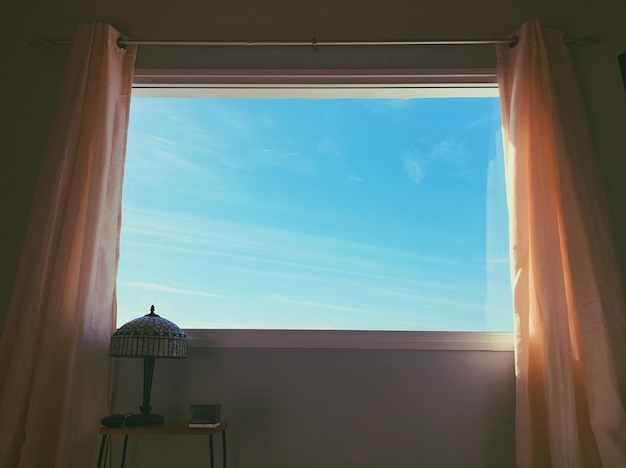 Blick auf den Himmel durch das Fenster