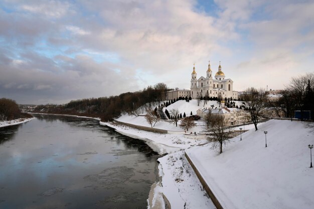 Blick auf den Himmelfahrtsberg, das Kloster des Heiligen Geistes und die Kathedrale der Heiligen Himmelfahrt an den Ufern der westlichen Flüsse Dwina und Vitba an einem Wintertag Vitebsk Weißrussland