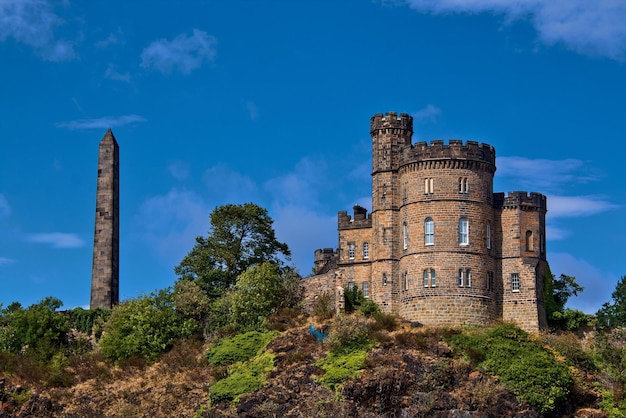 Blick auf den historischen Turm auf dem Hügel in Edinburgh