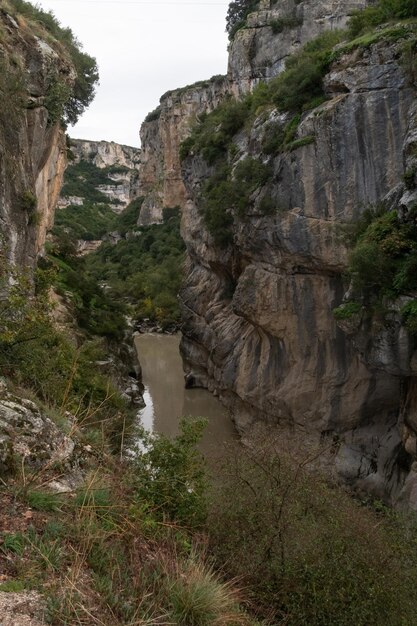 Blick auf den Hoz de Lumbier mit dem Fluss Salazar zwischen Kalksteinfelsen Lumbier Navarra Spanien