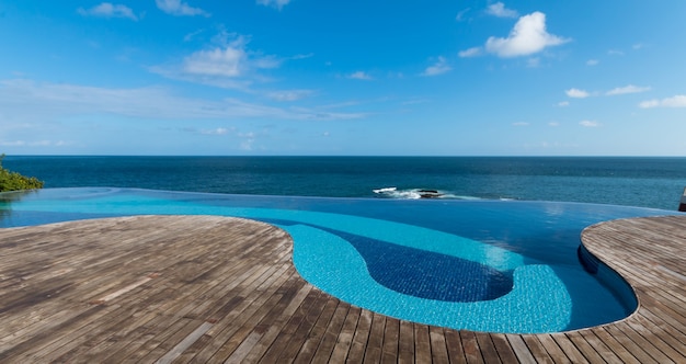 Blick auf den Infinity-Pool auf das Meer und den blauen Himmel.