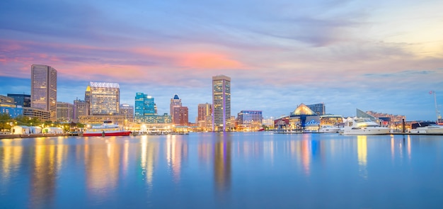 Blick auf den Innenhafen in der Innenstadt von Baltimore Maryland USA bei Sonnenuntergang