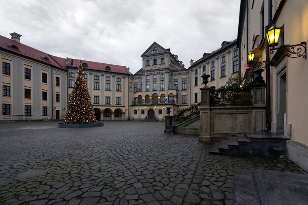 Blick auf den Innenhof des Schlosses Neswisch mit Neujahrsdekorationen Neswisch Region Minsk Weißrussland