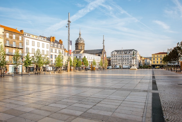 Blick auf den Jaude-Platz im Morgenlicht in der Stadt Clermont-Ferrand in Zentralfrankreich