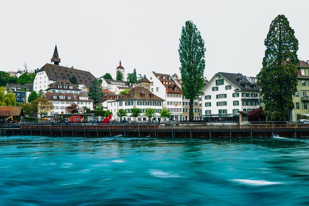 Blick auf den Kanal entlang der Gebäude
