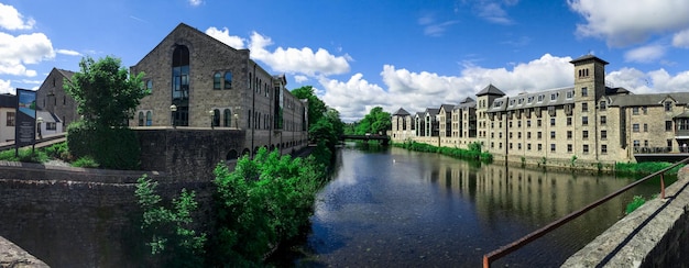 Foto blick auf den kanal entlang der gebäude