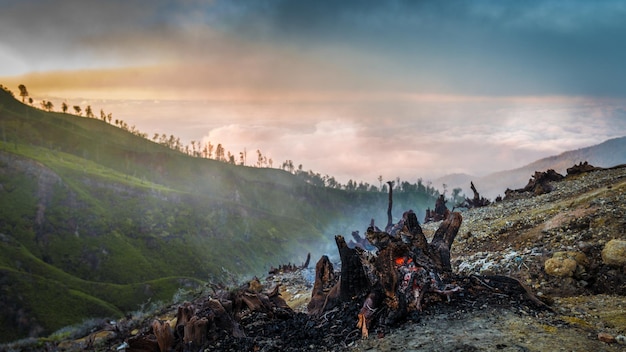 Foto blick auf den kawah ijen-berg und den see in indonesien