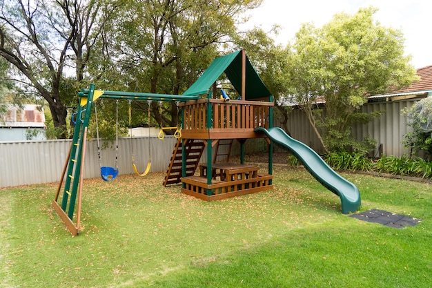 Blick auf den Kinderspielplatz im grünen Hinterhofgarten