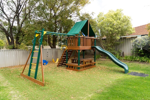 Blick auf den Kinderspielplatz im grünen Hinterhofgarten