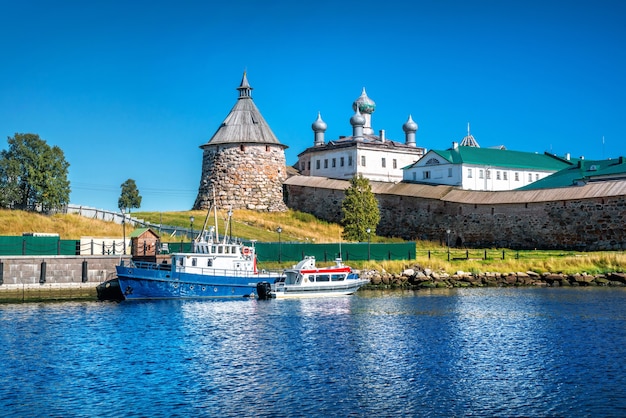 Blick auf den Klosterpier, das Schiff und den Turm des Solovetsky-Klosters vom Wasser aus