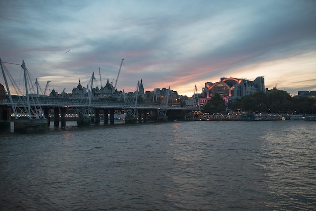 Foto blick auf den kommerziellen dock gegen den himmel bei sonnenuntergang