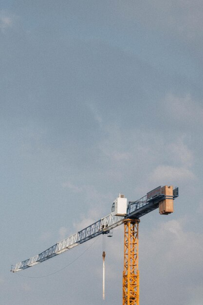 Blick auf den Kran auf der Baustelle gegen den Himmel