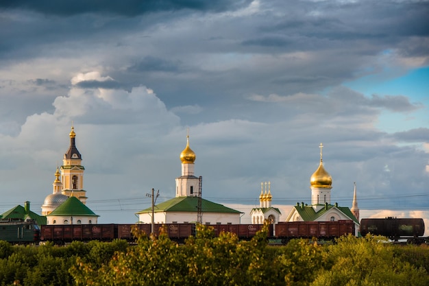 Blick auf den Kreml von Kolomna über die Eisenbahn.