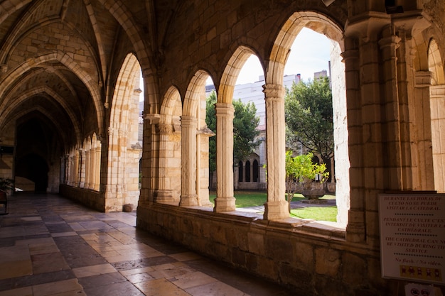 Blick auf den Kreuzgang der Kathedrale von Santander