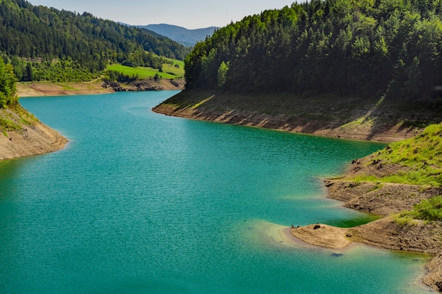 Blick auf den künstlichen See Zaovine in Serbien