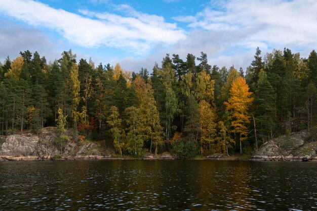 Blick auf den Ladogasee in der Nähe des Dorfes Lumivaara an einem sonnigen Herbsttag Ladoga Schären Republik Karelien Russland