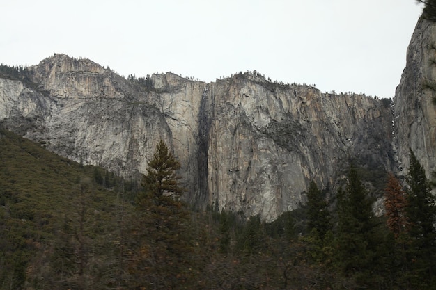 Blick auf den Landschaftsberg im Yosemite National Park im Winter