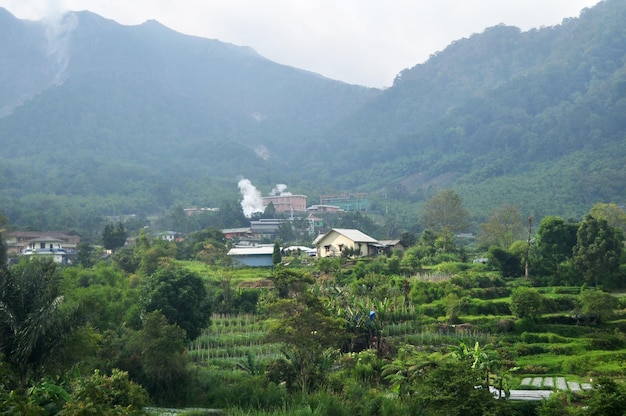 Blick auf den Landschaftsberg und den Dorfhügel der Stadt Rajaberneh mit Plantagenfarm der Indonesier im Sibayak-Berg bei Jaranguda Merdeka von Karo in Sumatra Utara oder Nord-Sumatra Indonesien