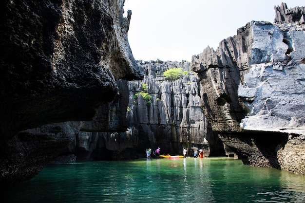 Blick auf den Landschaftsfelsen von Prasat Hin Pan Yod Inselstrand im Meer oder Ozean von Ko Khao Yai im Mu Ko Petra Nationalpark für thailändische Reisende, die in Pak Bara bei La ngu von Satun Thailand reisen