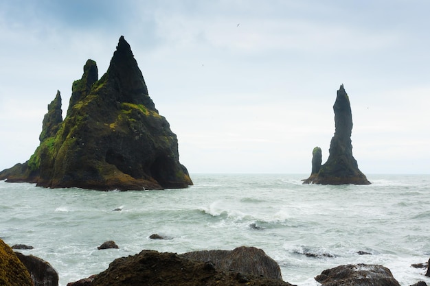 Blick auf den Lavastrand von Reynisfjara in Südisland