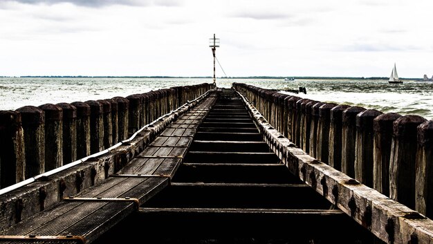 Foto blick auf den leeren gehweg, der zum meer führt