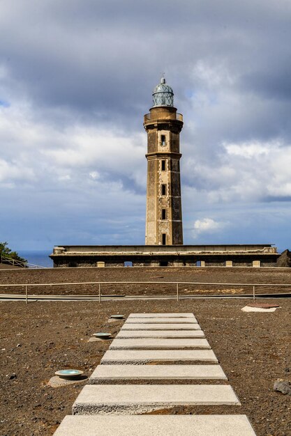 Foto blick auf den leuchtturm durch das gebäude gegen den himmel