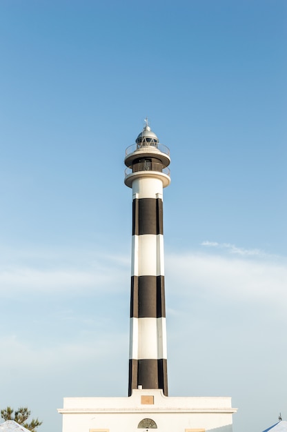 Blick auf den Leuchtturm von Menorca Cap d Artrutx, mit einem blauen Himmel im Hintergrund. Balear