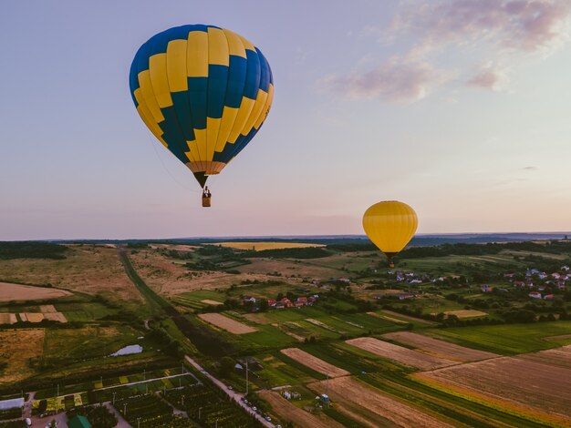 Blick auf den Luftballon mit Korbfliegen auf dem Sonnenuntergangskopierraum