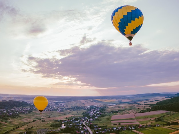 Blick auf den Luftballon mit Korbfliegen auf dem Sonnenuntergangskopierraum