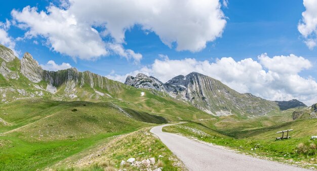 Blick auf den malerischen Prutash mit Schneestreifen