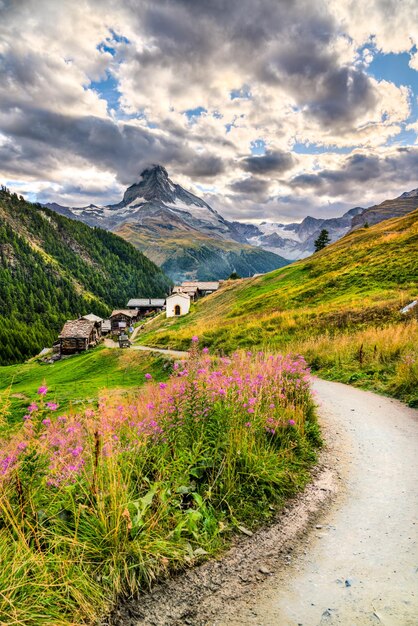 Foto blick auf den matterhorn bei findeln bei zermatt, kanton wallis, schweiz