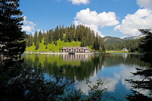 Blick auf den Misurinasee in der Nähe von Auronzo di Cadore, Veneto, Italien am 9. August 2020. Nicht identifizierte Personen