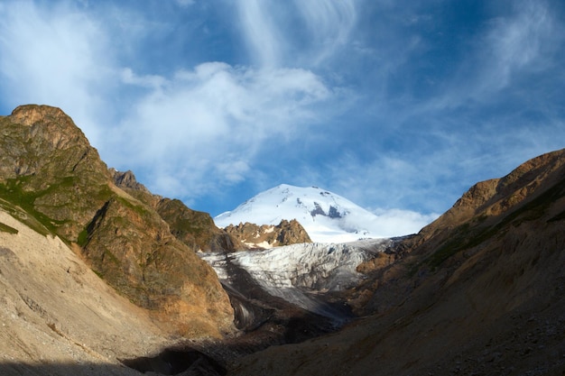 Blick auf den morgendlichen Elbrus - den höchsten Gipfel Europas aus dem Steintal