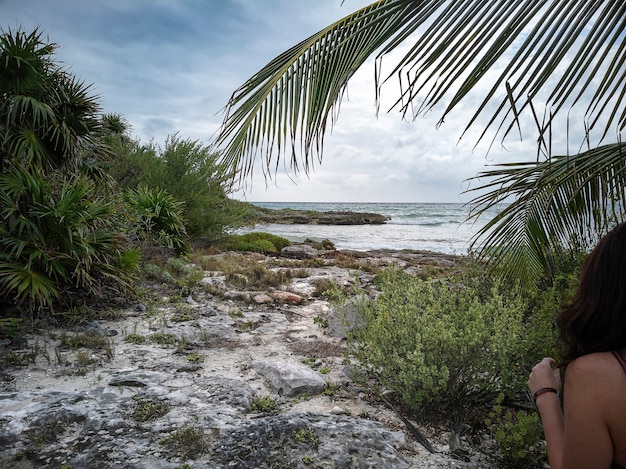 Blick auf den Naturstrand von Xpu-Ha an der Riviera Maya in Mexiko unter einem bewölkten Winterhimmel.