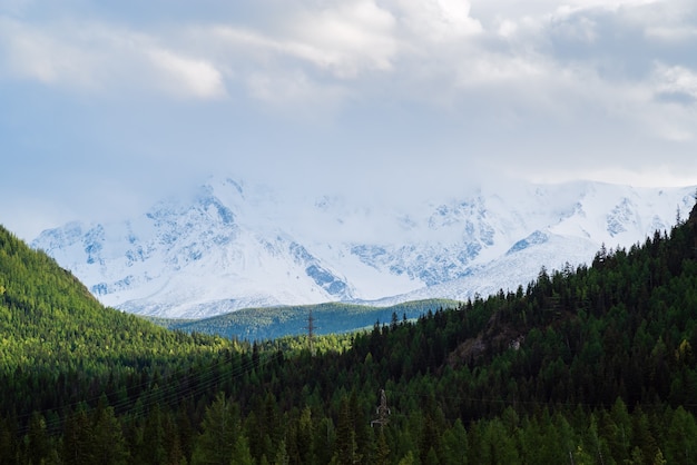 Blick auf den Nord-Tschuiski-Kamm vom Tschuiski-Trakt. Berg Altai, Russland