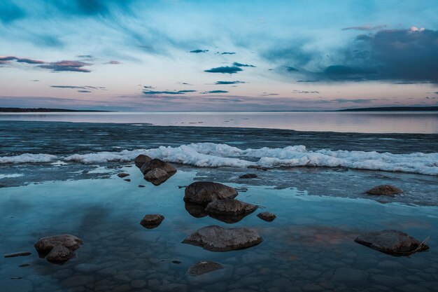 Blick auf den Onega-See bei Sonnenuntergang in Medvezhjegorsk