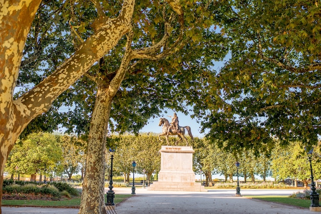 Blick auf den Peyrou-Garten mit schönen Bäumen und Louis-Statue im Morgenlicht in der Stadt Montpellier in Südfrankreich