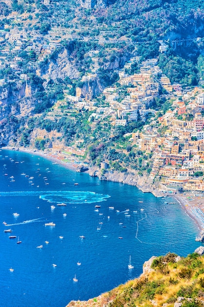 Blick auf den Pfad der Götter und Positano und das Tyrrhenische Meer, Amalfiküste, Italien