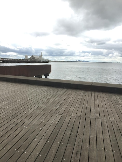 Foto blick auf den pier im meer