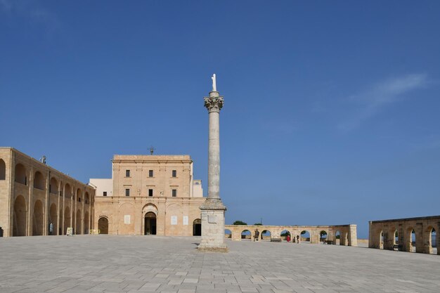 Blick auf den Platz des Heiligtums von Santa Maria di Leuca, einer Stadt in Süditalien