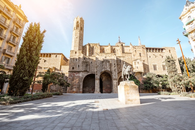 Blick auf den Platz mit dem Königspalast und der Statue von Ramon Berenguer bei sonnigem Wetter in der Stadt Barcelona