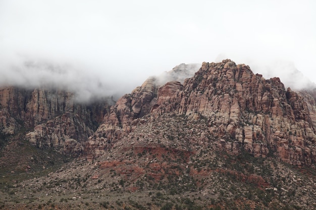 Blick auf den Red Rock Canyon National Park an nebligen Tagen in Nevada, USA