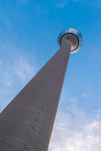 Blick auf den Rheinturm in Düsseldorf bei Sonnenuntergang. ideal für Webseiten und Zeitschriftenlayouts