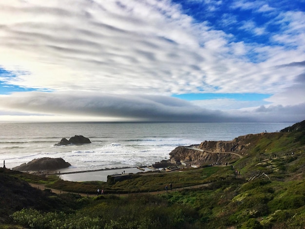 Blick auf den ruhigen Strand gegen die Wolken