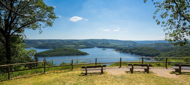 Blick auf den Rursee in der Eifel in Deutschland