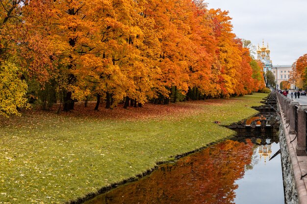 Blick auf den russischen Park am Herbstabend