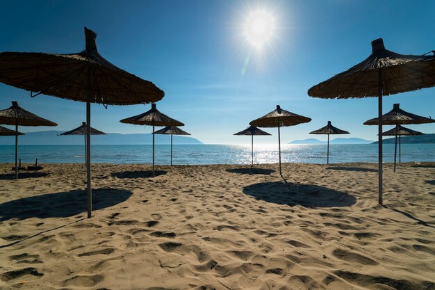 Blick auf den Sandstrand mit Sonnenschirmen